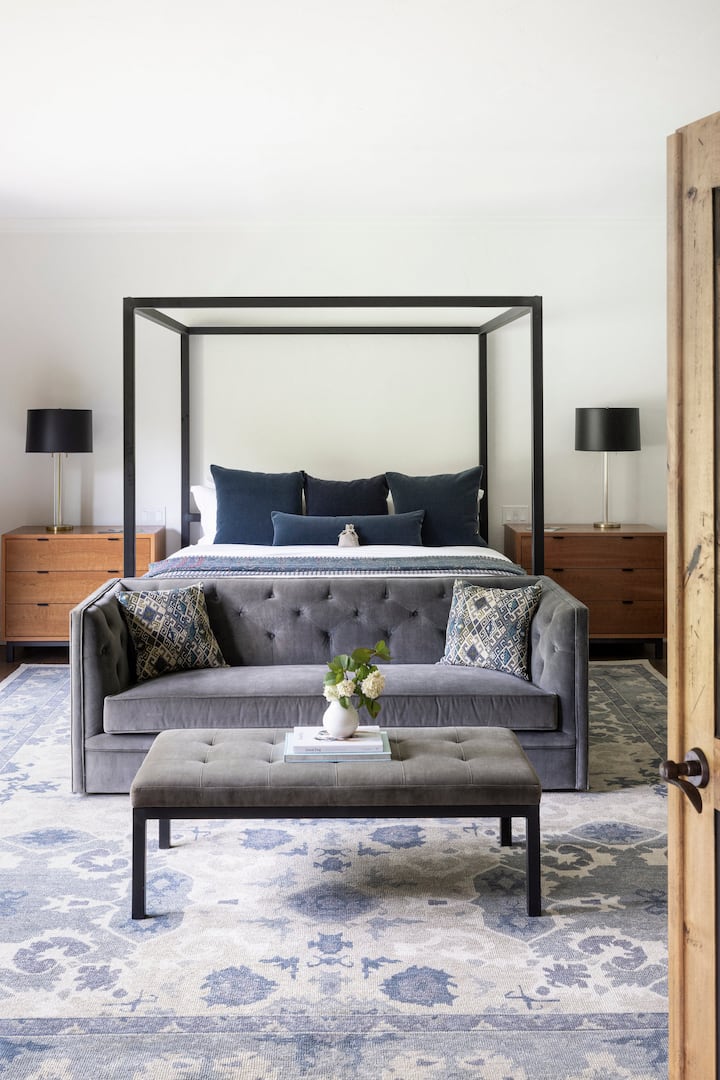 Geniet van de beste nachtrust die je in jaren hebt gehad in één van de vier kingsize bedden in de Villa. Elke kamer is voorzien van Frette lakens, biologische avocado groene matrassen en rustgevende privacy. De hoofdslaapkamer heeft een eigen zithoek.