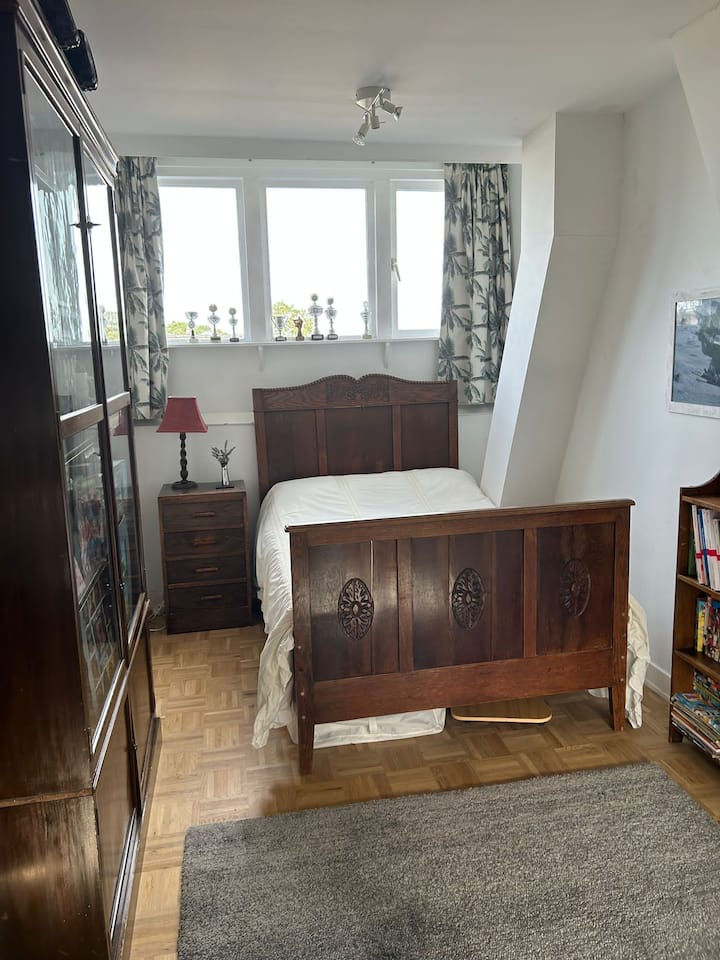 חדר שינה 5 בקומה העליונה, חדר זוגי (140 ס"מ)