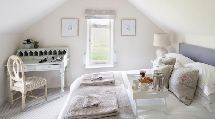 La camera da letto principale con un letto matrimoniale grande.