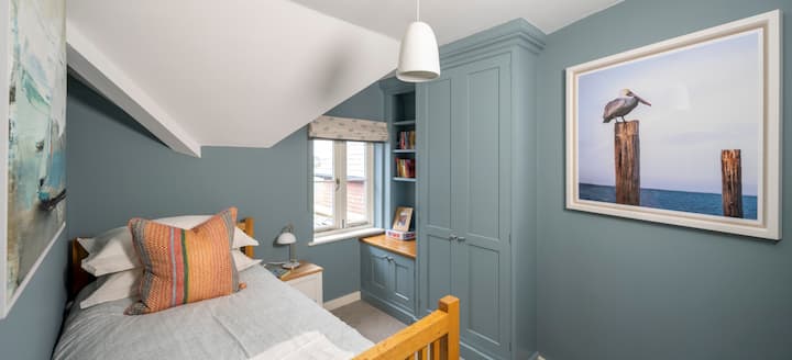 La camera da letto centrale con un letto singolo e un letto di ricambio sotto.