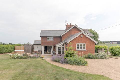 Family Friendly Farm Cottage with Cedar Hot Tub