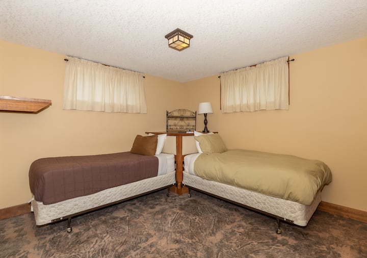 Спалня №2 (Blast Off) се намира на по - ниското ниво.  Отопляеми бетонни подове и самостоятелна баня.  2 единични легла. 