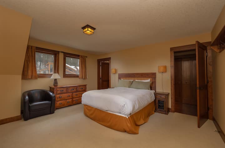 Спалня №7 (Stemwinder) двойно легло и самостоятелна баня.  Вратата отляво води към банята. Намира се на втори етаж.