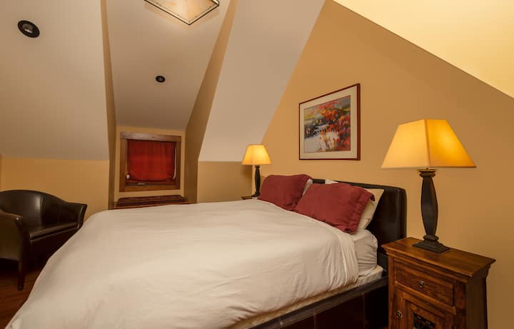 Спалня №4 (Еврика) двойно легло. Това е голяма спалня, разположена между първия и втория етаж. 