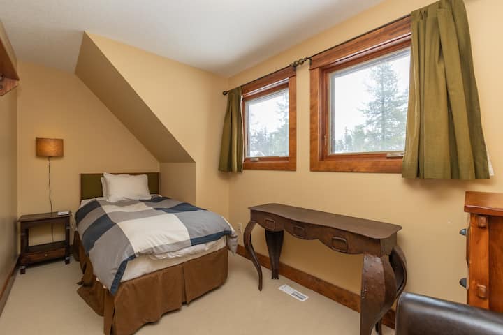 Спалня №5 (Dreadnaught) се намира на второто ниво до общата баня. Единично легло. 