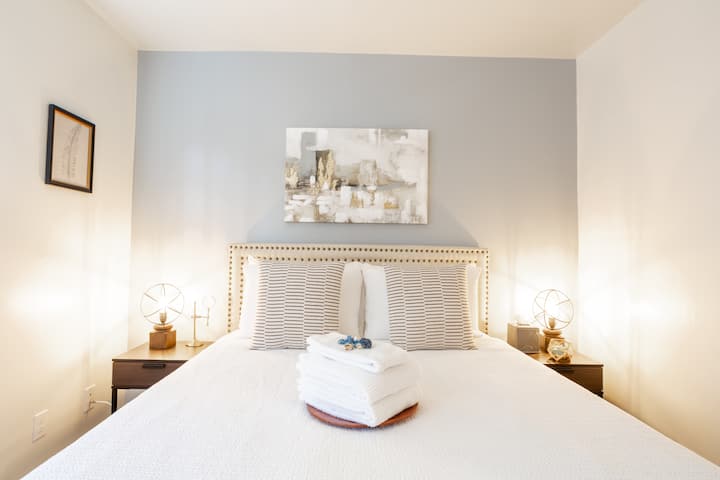 Room with a queen bed