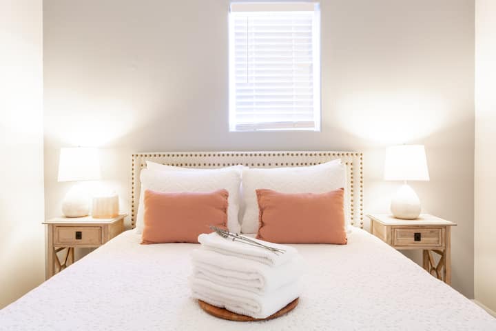 Room with a queen bed 