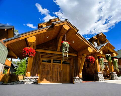Cozy Log Home. Hot tub. Short, Flat Walk to Lifts.