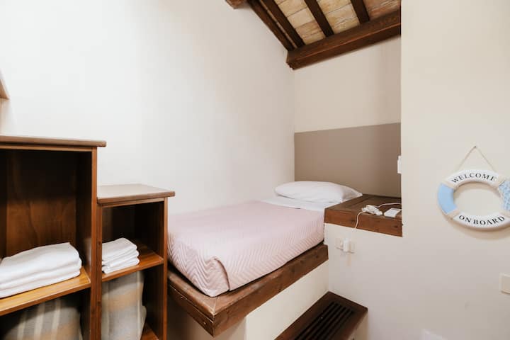 Двойна спалня на горния етаж с шкаф