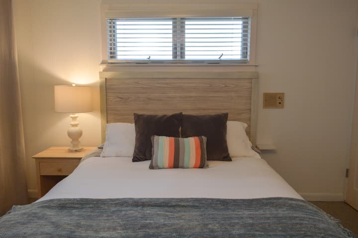 غرفة النوم رقم3
سرير بحجم كوين. يقع في الطابق الأرضي ويحتوي على نصف حمام ملحق.