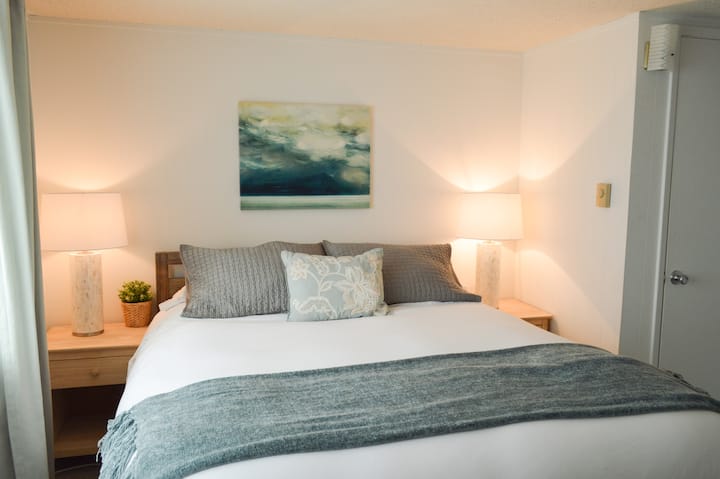 سرير بحجم كوين. يقع في الطابق العلوي مع غرفة نوم رقم2.