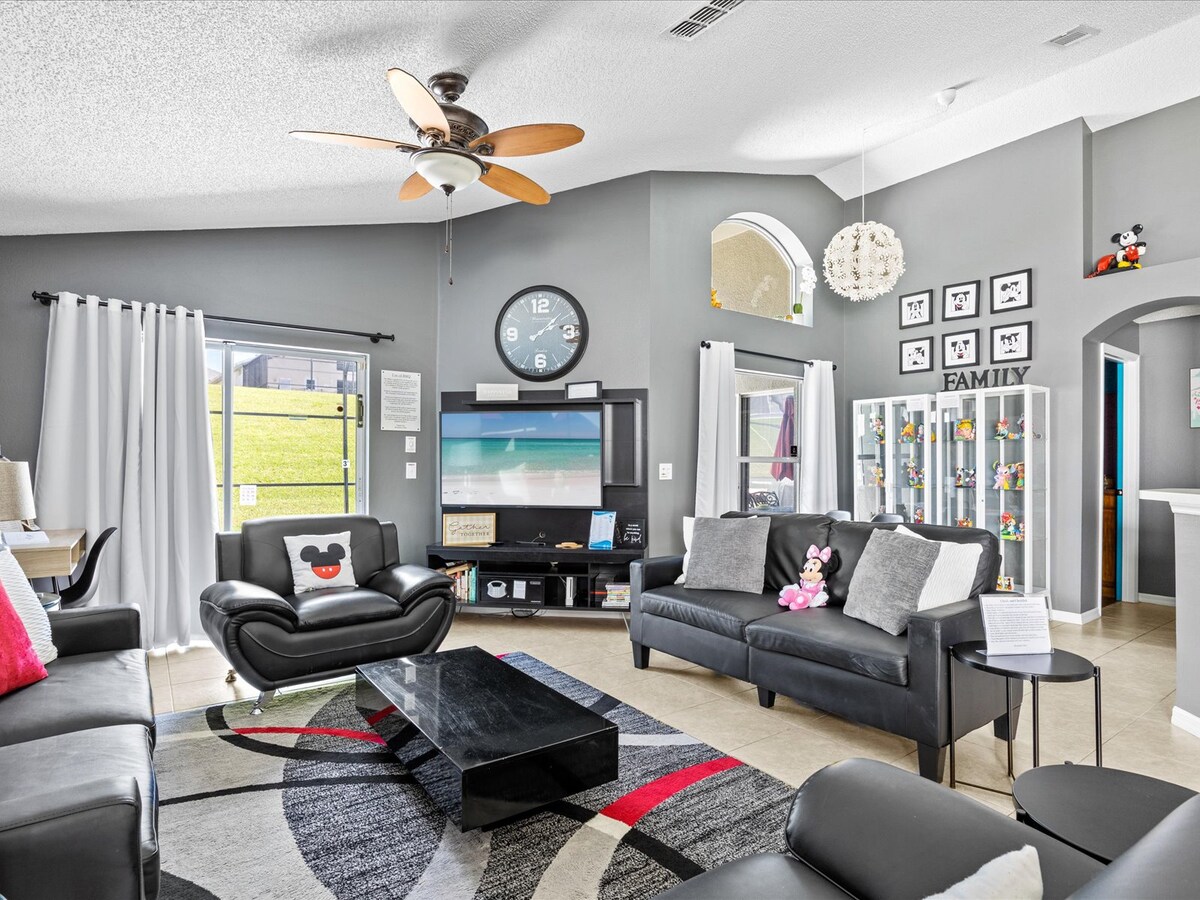 Top performing Airbnb: Disney themed 4bed/3bath w/ Pool in Emerald Island in Four Corners