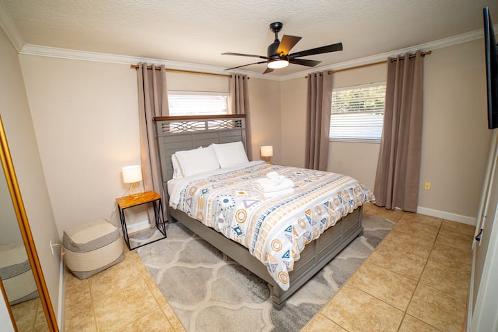 Master bedroom with a comfortable queen size bed. Perfect for resting after a long day at the theme parks.