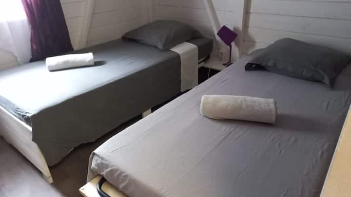 ห้อง n ° 2 
เตียงเดี่ยว 2 หลัง (รวมเตียงพับได้ 1 หลัง) 