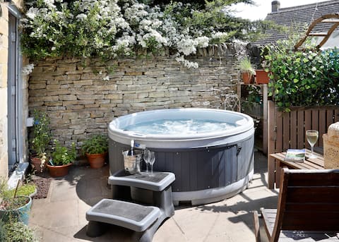 Top performing Airbnb: Cotswold Hideaway- luxury guesthouse with hot tub in Chipping Campden