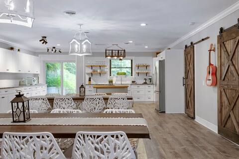 Lyric Lodge & Inn @ GratiDude Ranch sleeps 15-19