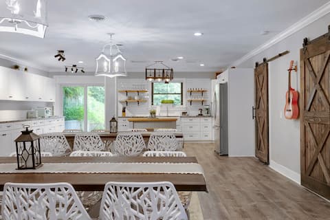 Lyric Lodge & Inn @ GratiDude Ranch sleeps 15-19