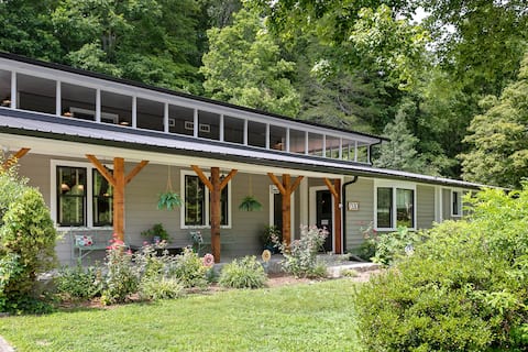 Lyric Retreat - Sleeps 23 w Pool