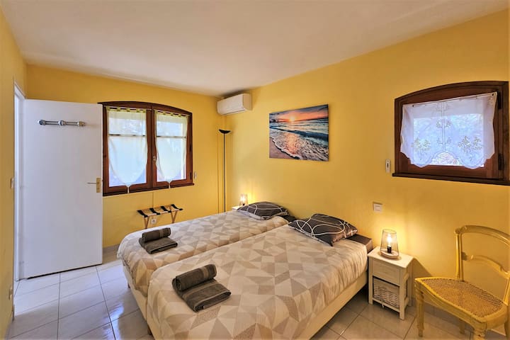 Junior izba 2-poschodový hlavný apartmán, klimatizovaný, s dvoma samostatnými lôžkami, malou sprchovacím kútom a šatníkovou skriňou
