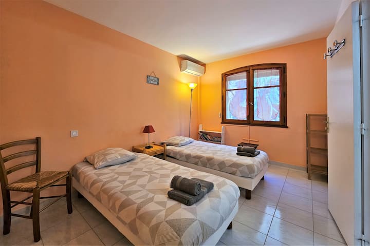 Apartmán Junior izba 1 na hlavnom poschodí, klimatizovaný s dvoma samostatnými lôžkami, šatníkom a malou sprchovacím kútom, umývadlom a zrkadlom
