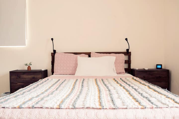 غرفة نوم ثانية واسعة مع سرير تافت وإبرة بحجم كبير ووحدة مكيف هواء صغيرة مخصصة. غرفة نوم مواجهة للمحيط. 