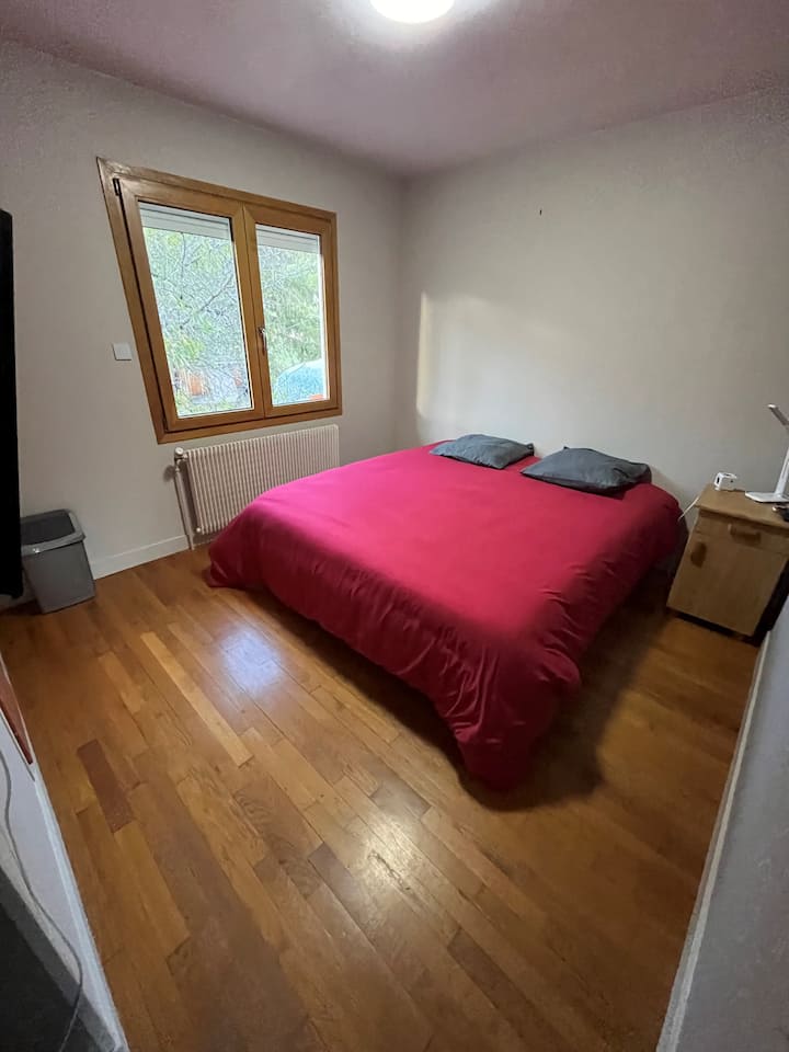 Chumba cha kwanza cha kulala kilicho na kitanda cha televisheni cha ukubwa wa kifalme