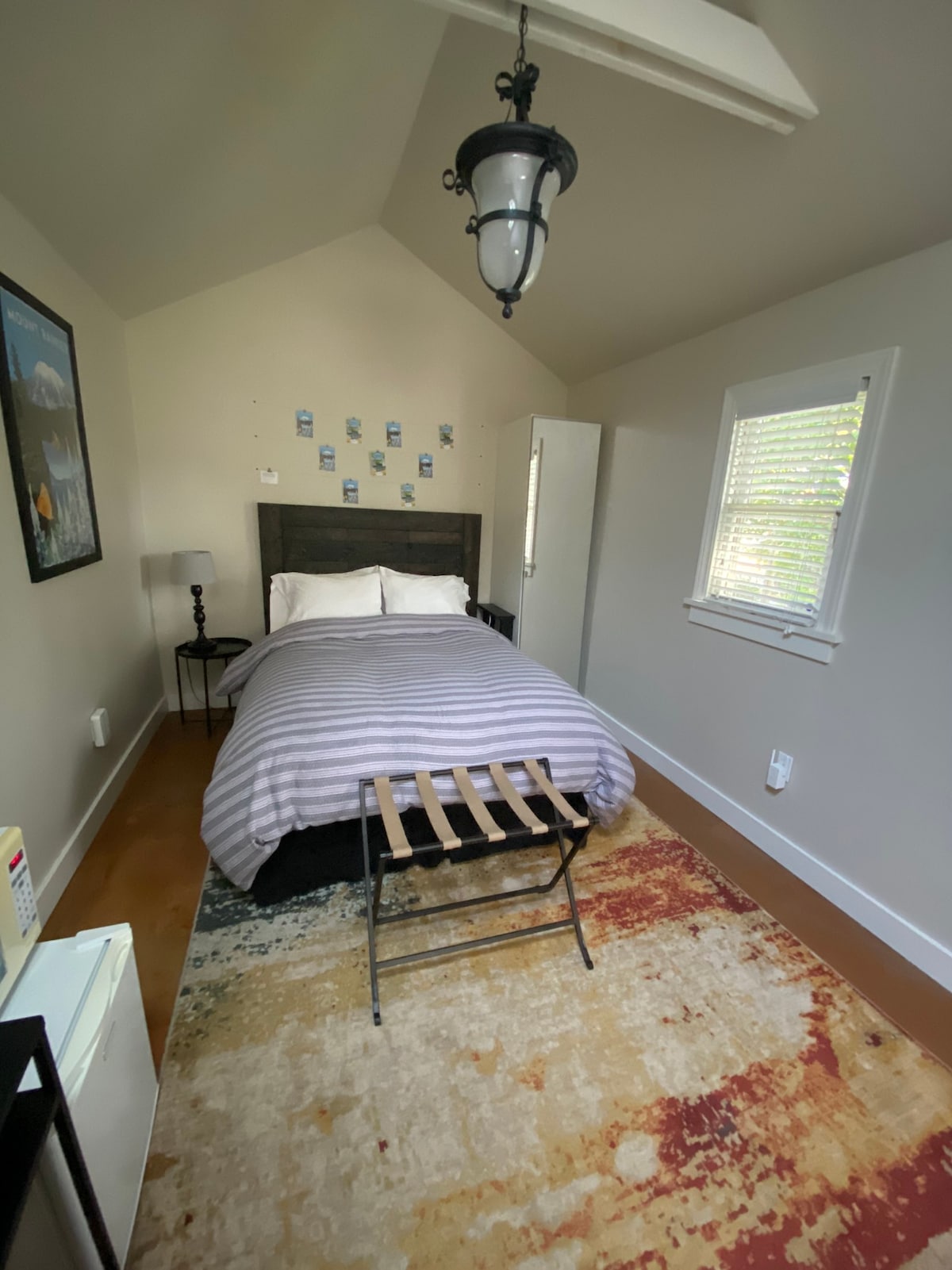 Ndani ya studio. Sehemu yenye starehe (futi za mraba 200). Kitanda cha ukubwa wa malkia, godoro la juu la mto. Kabati la kutundika nguo au kuhifadhi vitu.