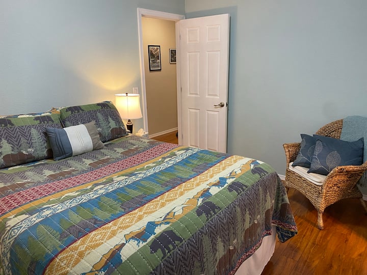 ห้องนอนควีนไซส์ด้านหน้ามีประตูนำไปสู่ห้องน้ำ 