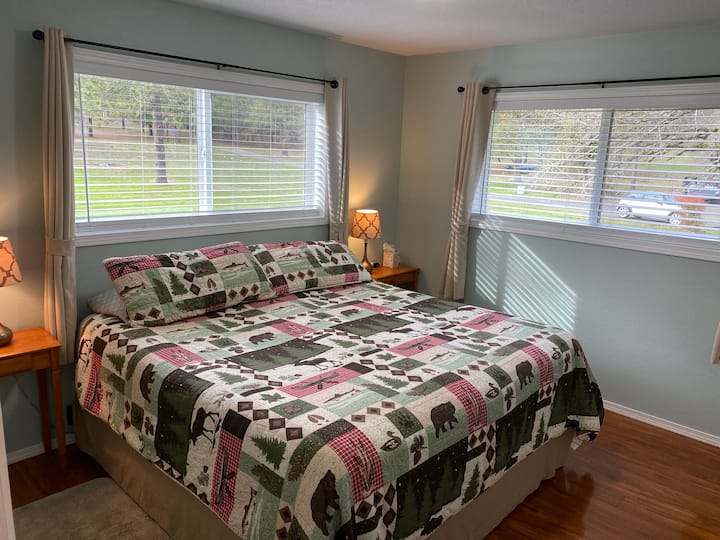 ห้องนอนคิงไซส์หลังที่ 2 ตั้งอยู่ด้านหลังบ้าน 