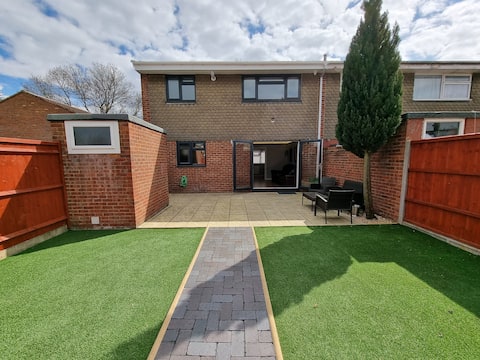 115 ExcellentStays - CrownMeadow - 4 Bedroom House