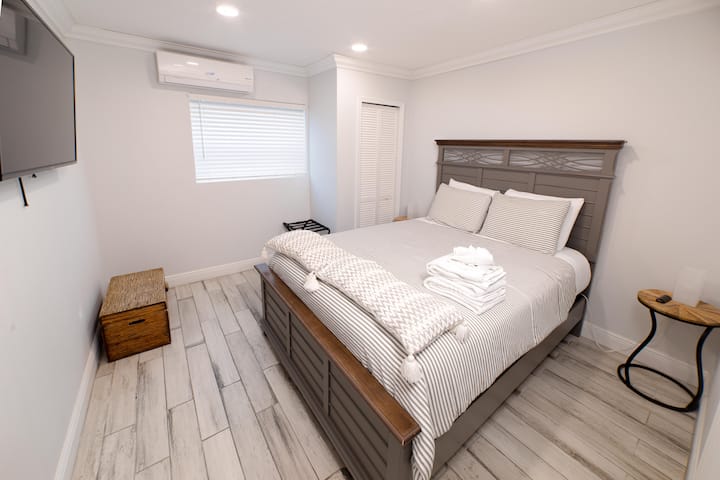 Cómodo dormitorio con sábanas suaves para una estadía tranquila.