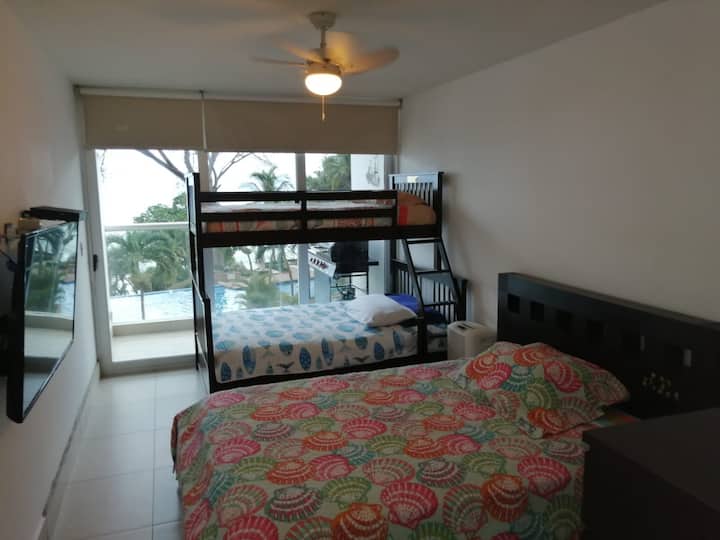 Hauptschlafzimmer mit Meerblick, direktem Zugang zum Balkon, eigenem Badezimmer und 50-Zoll-Smart-TV