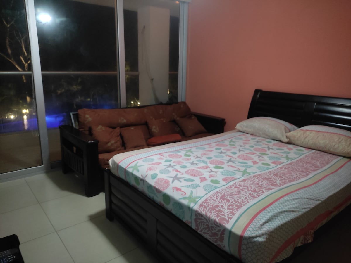 ห้องนอนวิวทะเลเข้าถึงระเบียงห้องน้ำส่วนตัวและทีวีขนาด 42 "ได้โดยตรง