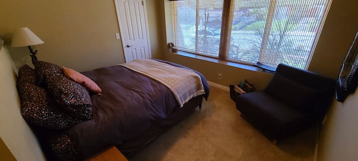 ห้องนอน 3 - เตียงควีนไซส์และเก้าอี้เนวี่พับเป็นเตียงเดี่ยวตู้เสื้อผ้าแบบวอล์คอิน