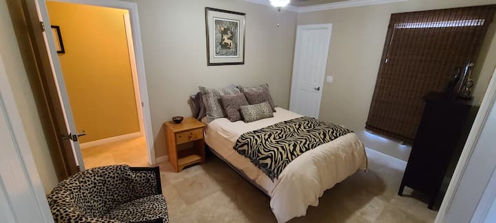 ห้องนอนที่ 4 - เตียงขนาดใหญ่ นอกจากนี้ยังมีพรมปูพื้นในตู้เสื้อผ้าหากจำเป็นต้องมีที่นอนเสริม