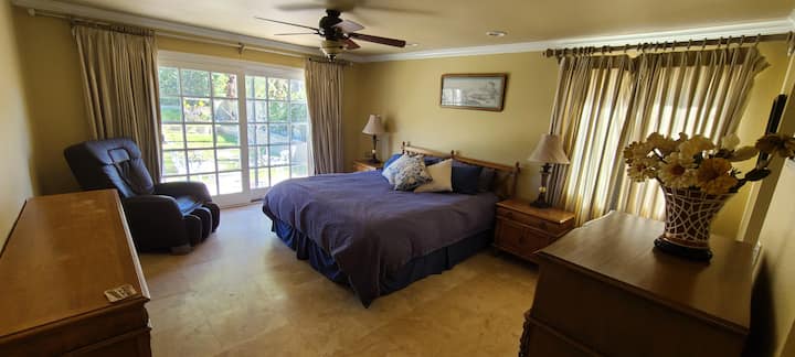 ห้องนอนใหญ่พร้อมเตียงคิงแคลิฟอร์เนีย (ในตู้เสื้อผ้ายังมีเตียงเดี่ยว)