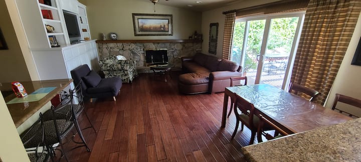 เปิดแปลนชั้นนอกห้องครัวเปิดออกไปยังสวนหลังบ้าน