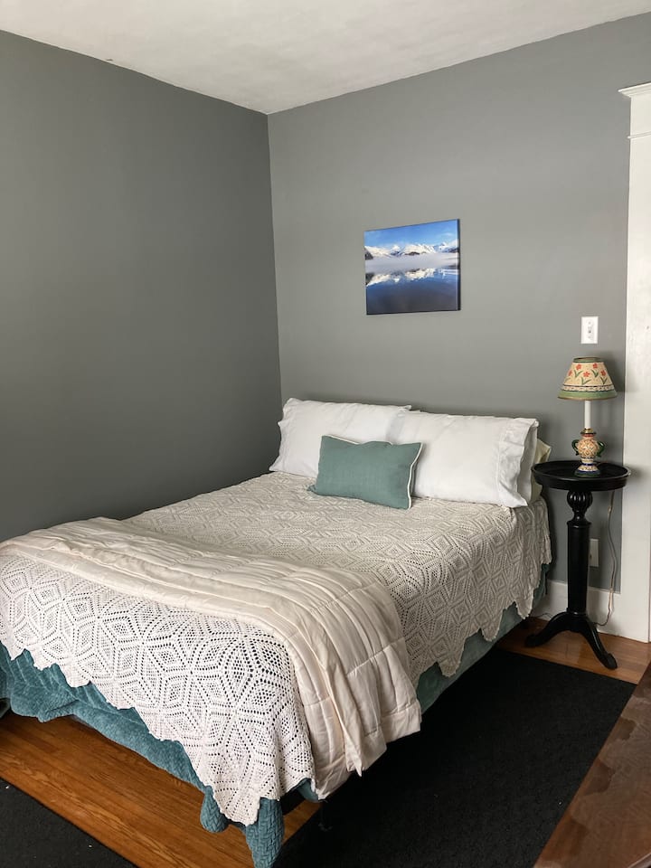 Zweites Schlafzimmer im Erdgeschoss mit Doppelbett. 