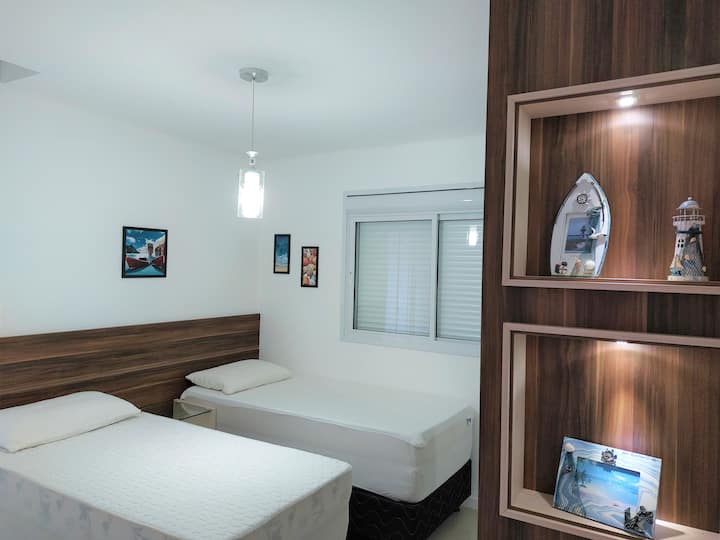 Втор климатизиран апартман: 2 единечни кревета кои може да формираат еден брачен кревет (широк 150-179 см).
Венецијанските ролни целосно ја затемнуваат собата