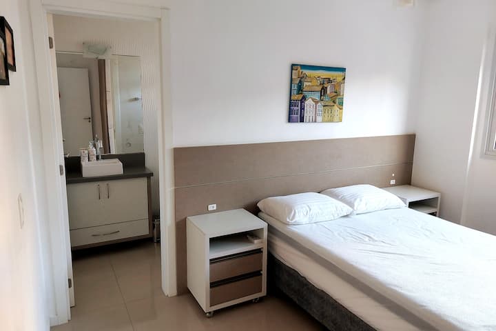 1-ви климатизиран апартман: двоен кревет со нов душек
Венецијанските ролни целосно ја затемнуваат собата