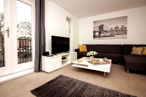 Lovely 4-Bedroom House with free parking