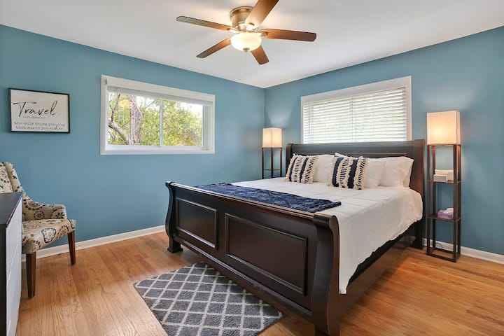 Hoofdslaapkamer met kingsize bed