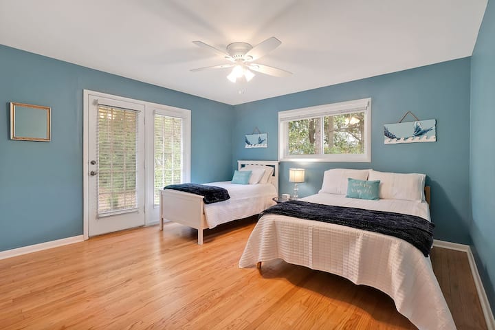 Derde slaapkamer met twee eenpersoonsbedden en groot bed