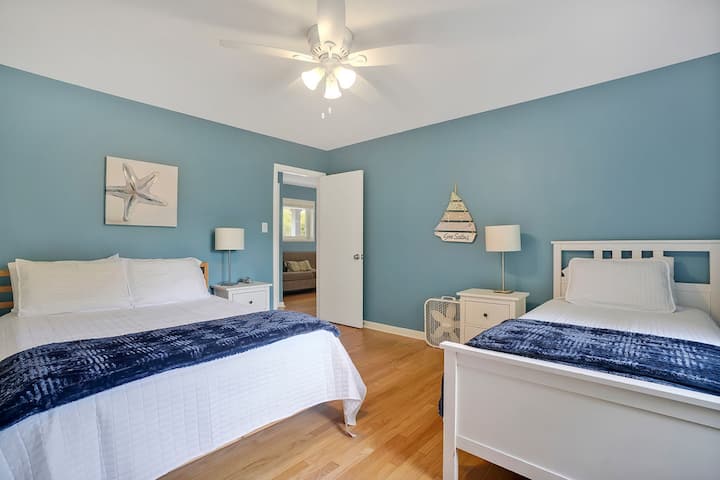 Slaapkamer #2 eenpersoonsbedden en queensize bed