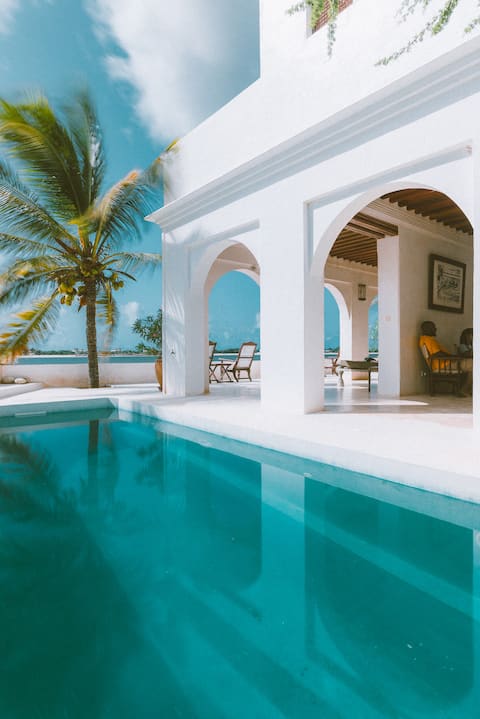 Beautiful beachfront ForodhaniHouse