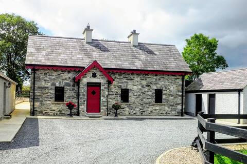 Muckno Lodge - Spacious Cottage with Lake views