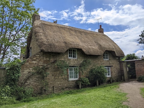 Period Thatched Cottage Towcester