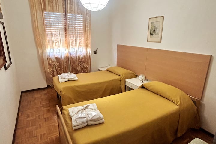 Dormitorio: dos camas individuales.