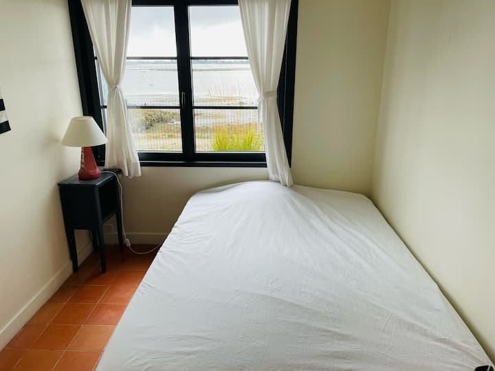 1号房，可欣赏海景
1个双人床140