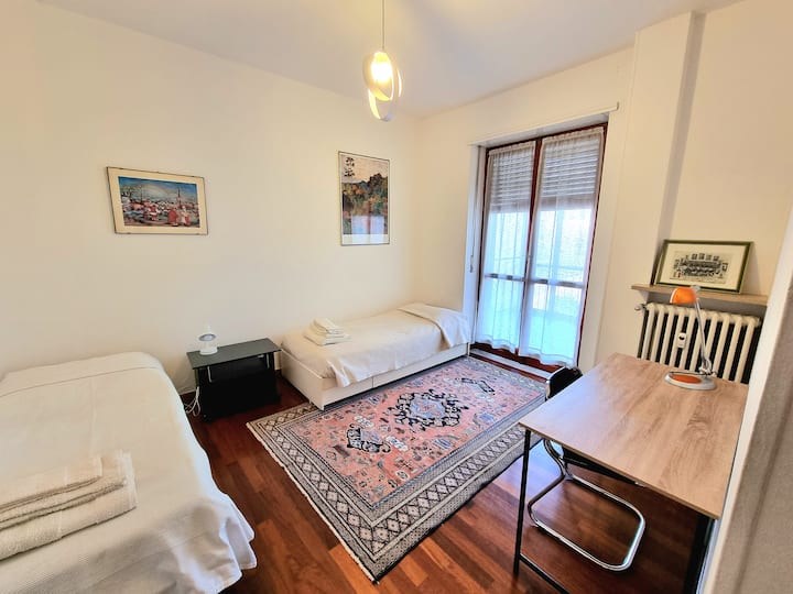 El segundo dormitorio tiene dos camas individuales, equipadas con sábanas y almohadas cómodas. Tiene una estación de trabajo cómoda y espaciosa para trabajar, también esta habitación tiene una puerta francesa que ofrece una buena iluminación natural.